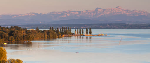 Der Bodensee vor imposanter Alpenkulisse